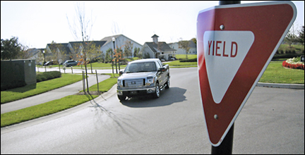 yield to traffic in cirle